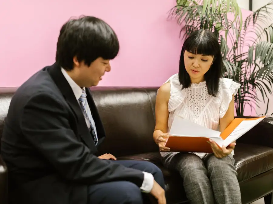 担当と並んで資料を確認する面談の様子
