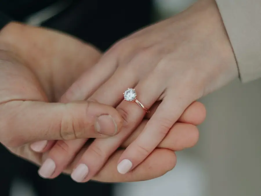 婚約指輪をつけた手